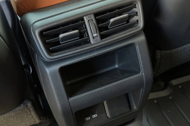 Vehicle image 23 of 31