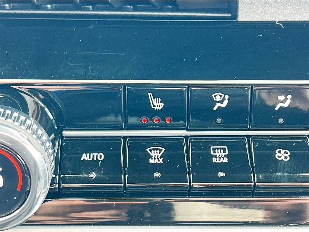 Vehicle image 25 of 34