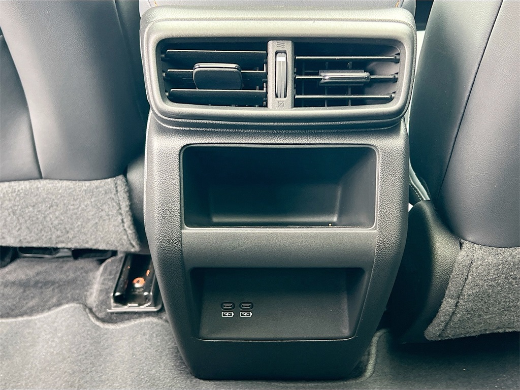Vehicle image 27 of 34