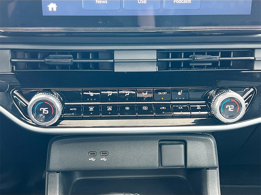 Vehicle image 20 of 34