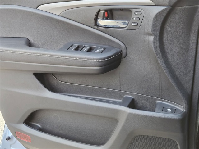 Vehicle image 19 of 24
