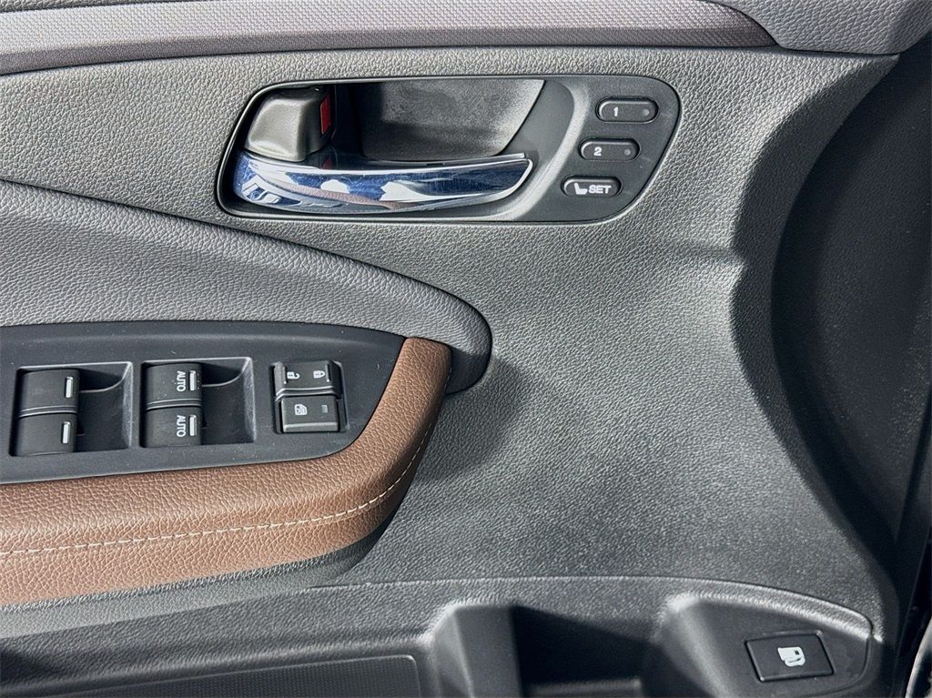 Vehicle image 25 of 39