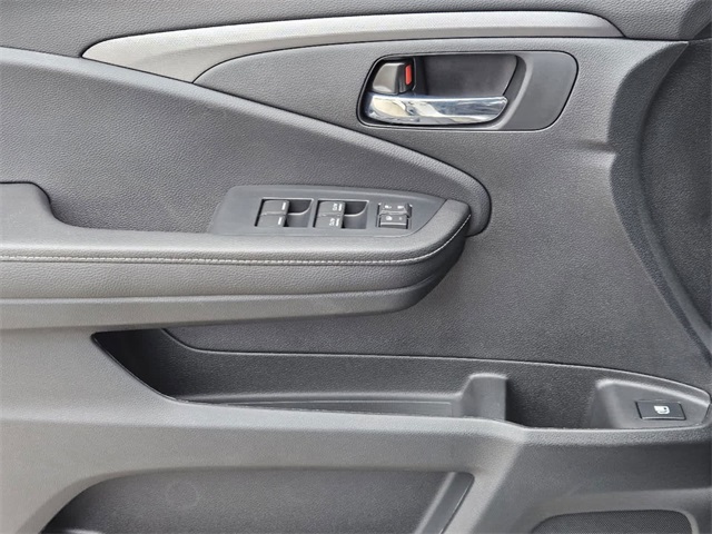 Vehicle image 18 of 24