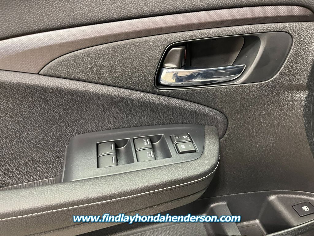 Vehicle image 19 of 21