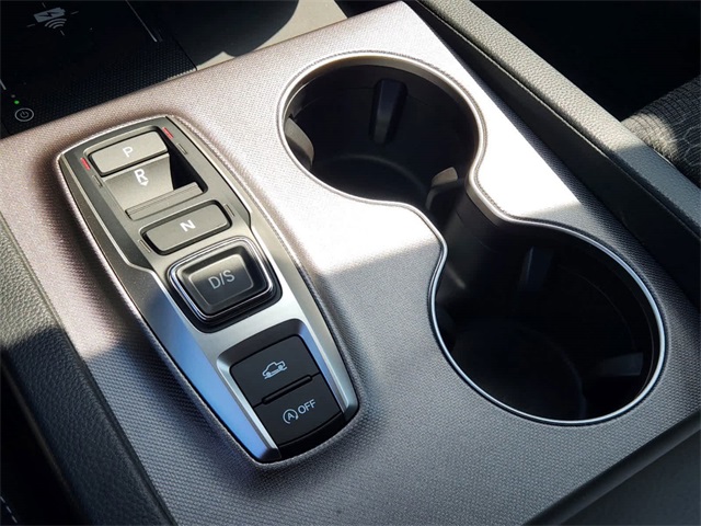 Vehicle image 17 of 21