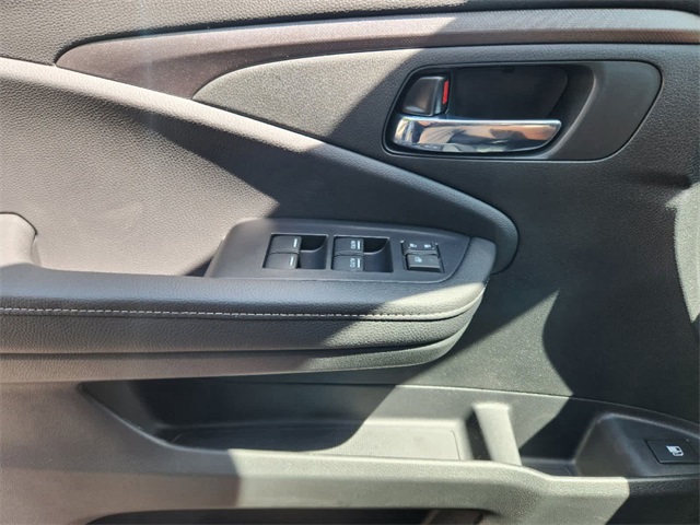 Vehicle image 18 of 21