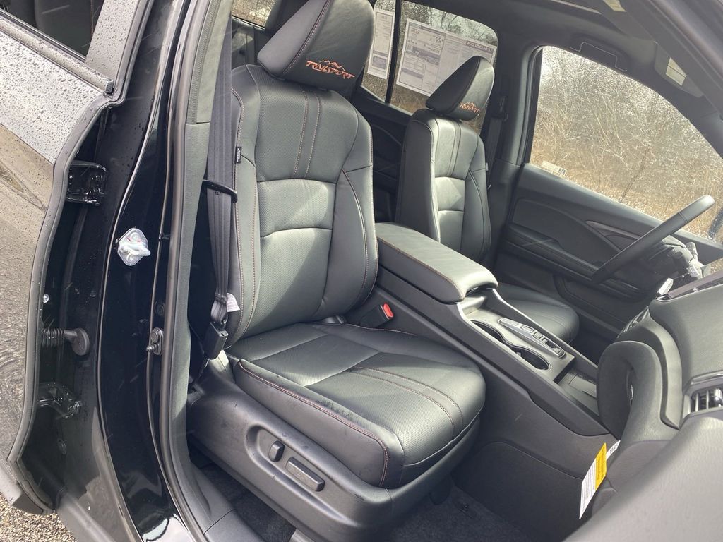 Vehicle image 33 of 43