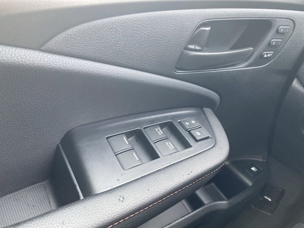 Vehicle image 31 of 43