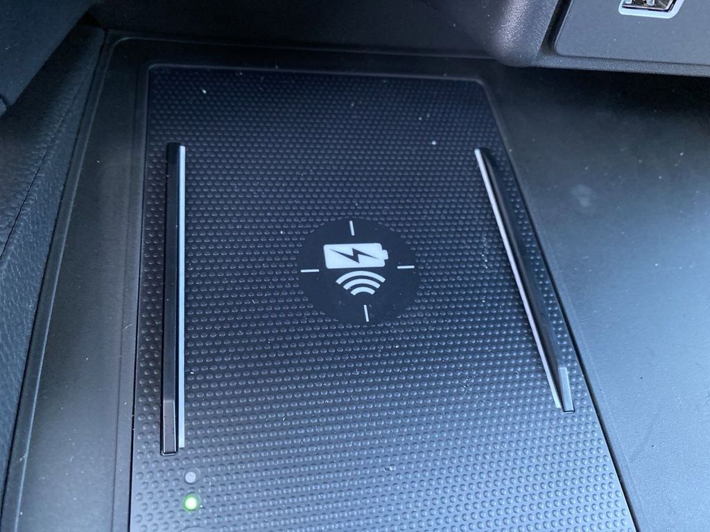 Vehicle image 37 of 62