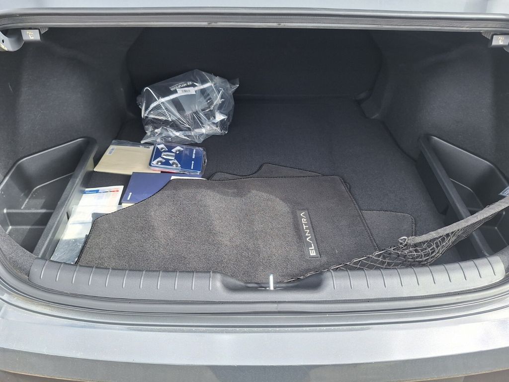 2024 Hyundai Elantra SE Image 11 of 31