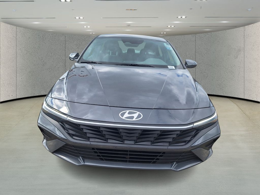 2024 Hyundai Elantra SE Image 3 of 31