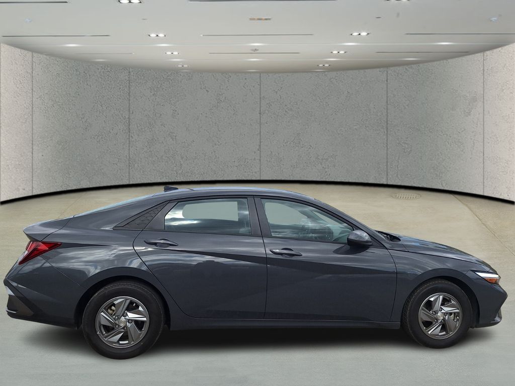 2024 Hyundai Elantra SE Image 5 of 31