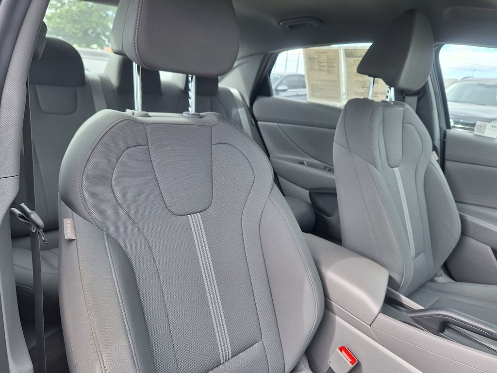 2024 Hyundai Elantra SE Image 14 of 31