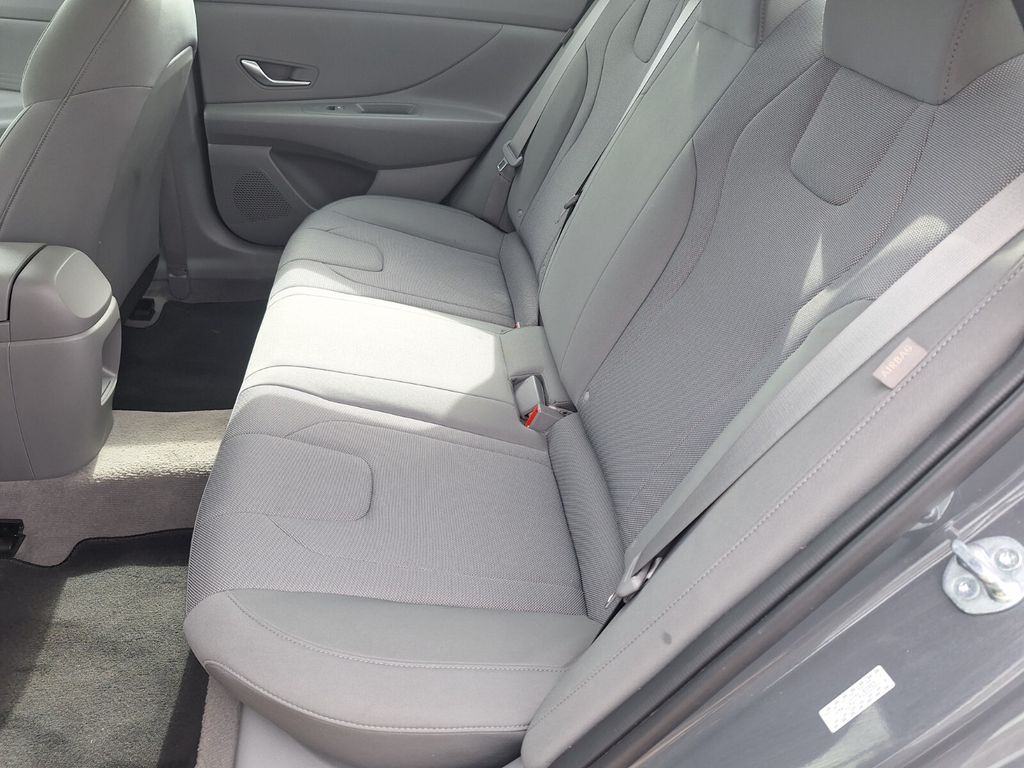2024 Hyundai Elantra SE Image 16 of 31