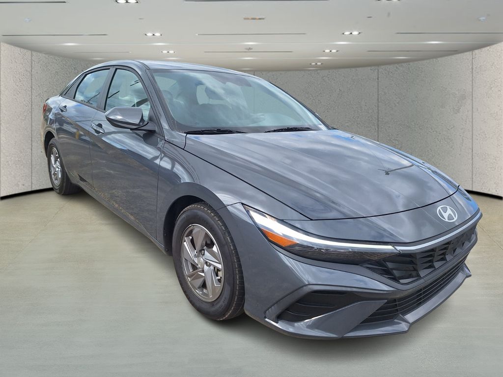 2024 Hyundai Elantra SE Image 4 of 31