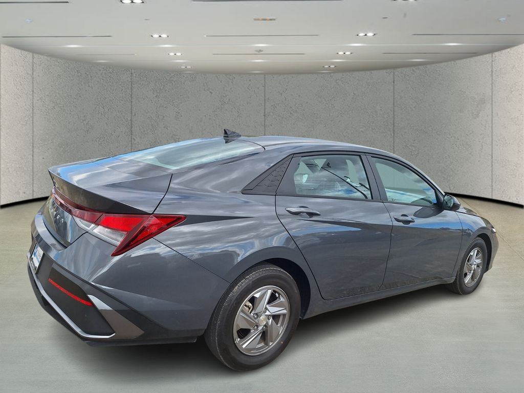 2024 Hyundai Elantra SE Image 6 of 31