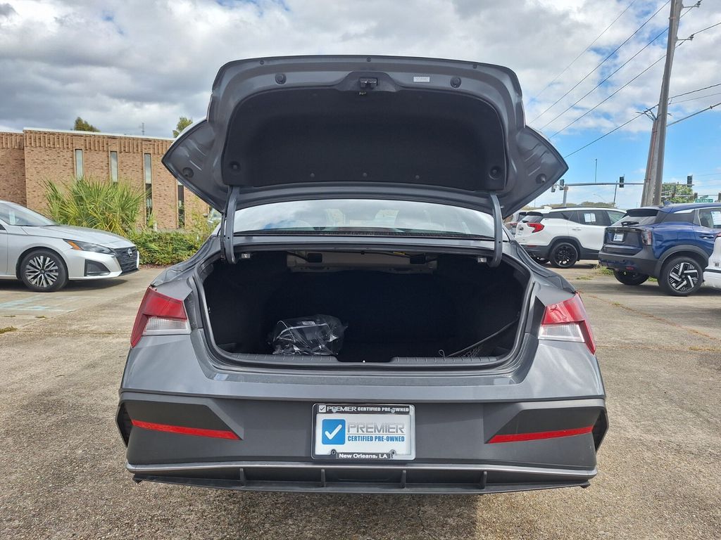 2024 Hyundai Elantra SE Image 12 of 31