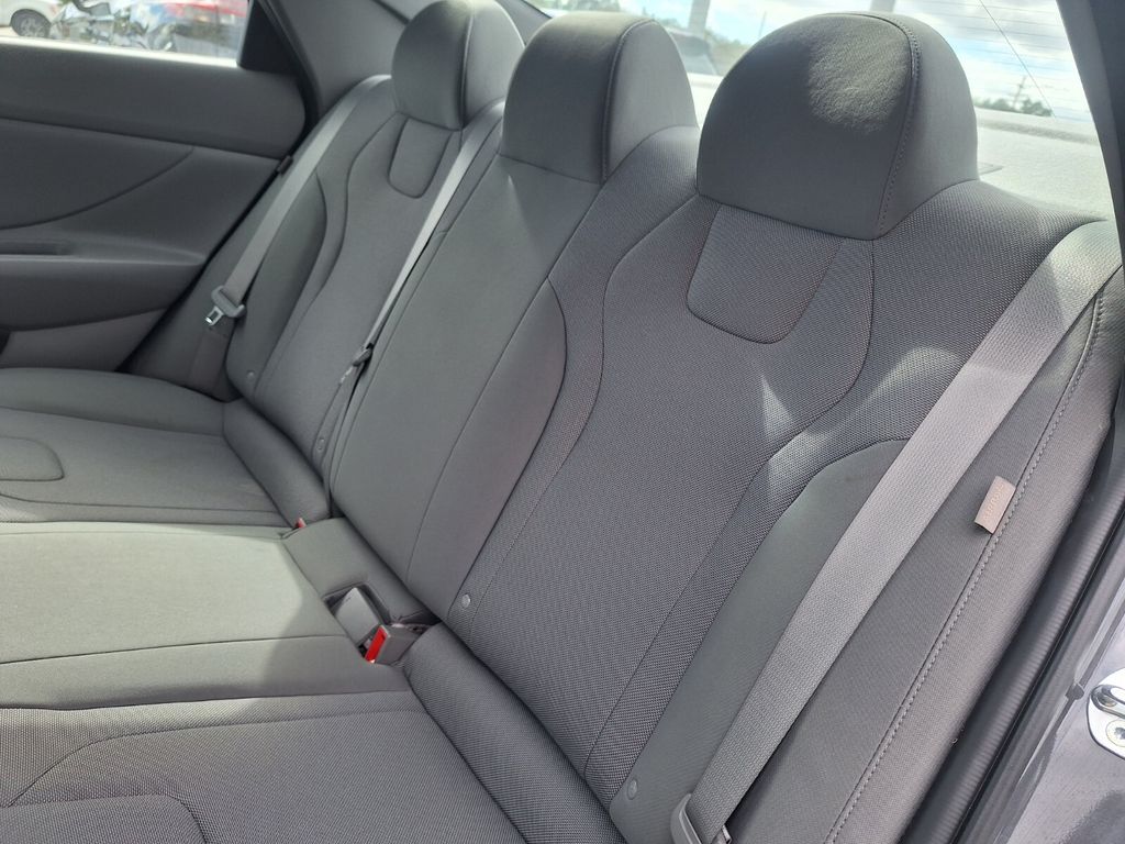 2024 Hyundai Elantra SE Image 13 of 31