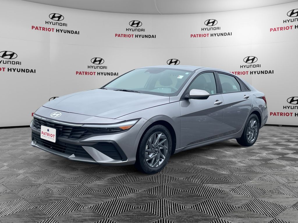 2024 Hyundai Elantra SEL Image 2 of 11