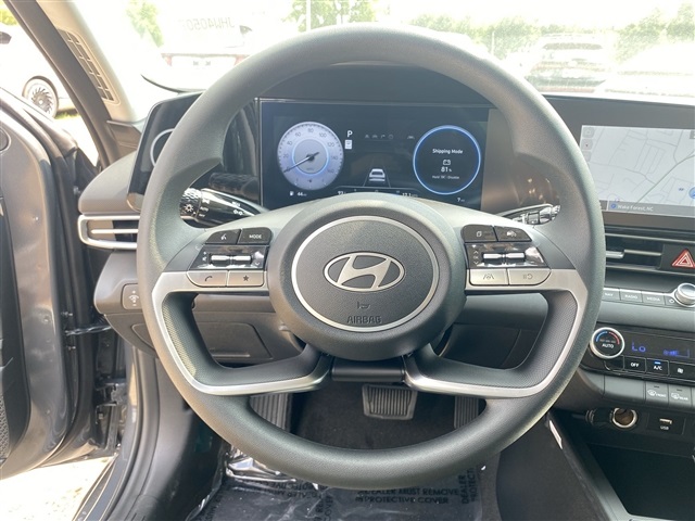 Vehicle image 17 of 19