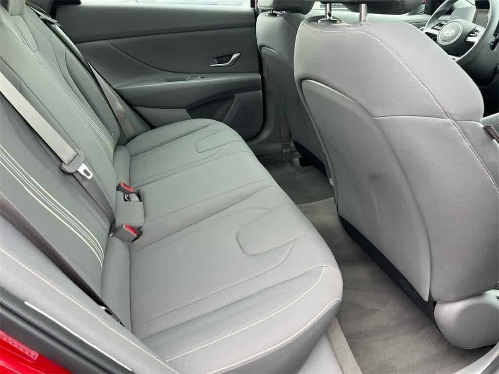 Vehicle image 31 of 52