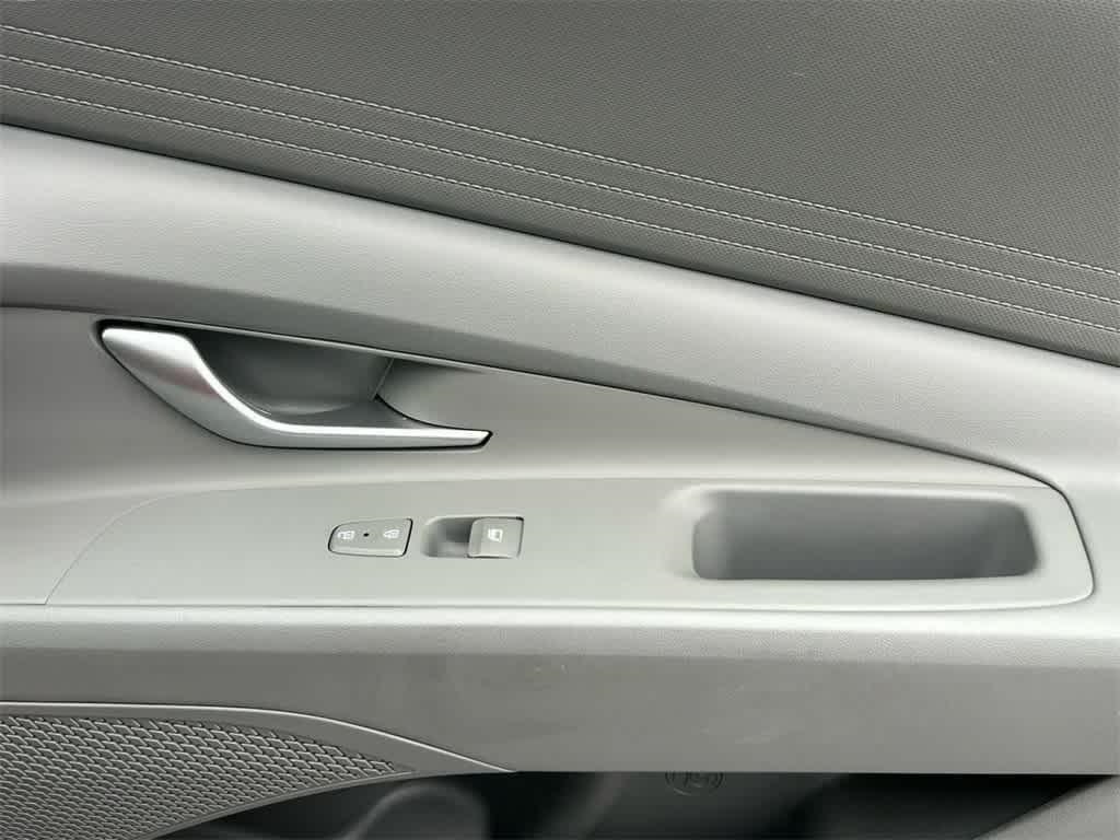 Vehicle image 25 of 52