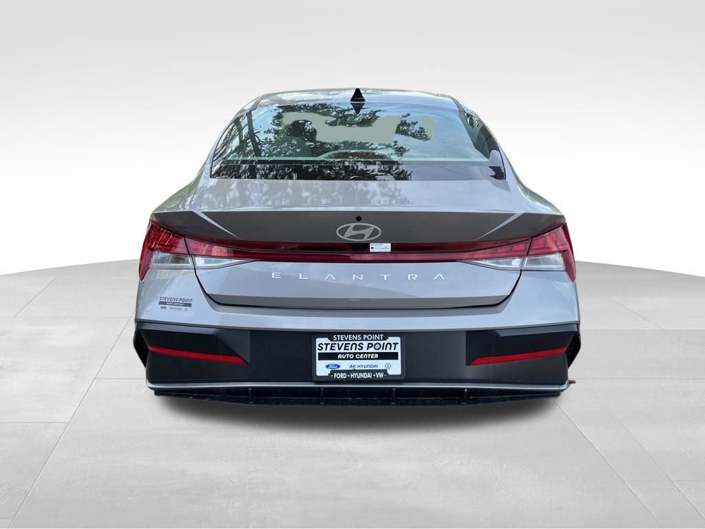 2024 Hyundai Elantra SEL Image 7 of 44