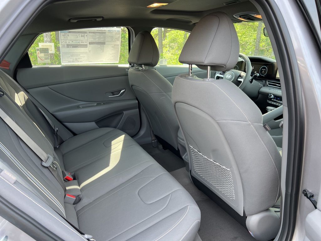 2024 Hyundai Elantra SEL Image 17 of 44