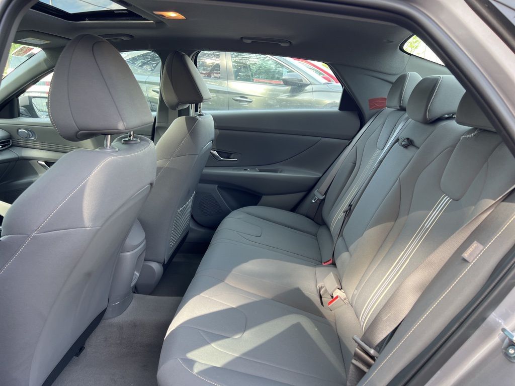 2024 Hyundai Elantra SEL Image 16 of 44