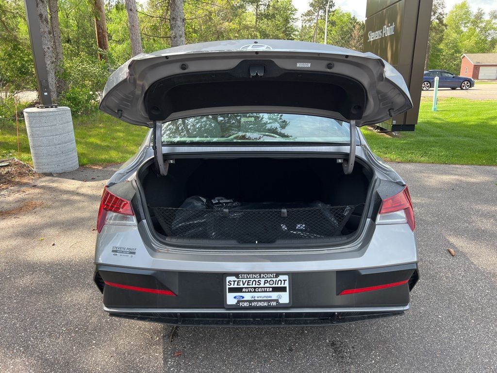 2024 Hyundai Elantra SEL Image 11 of 44