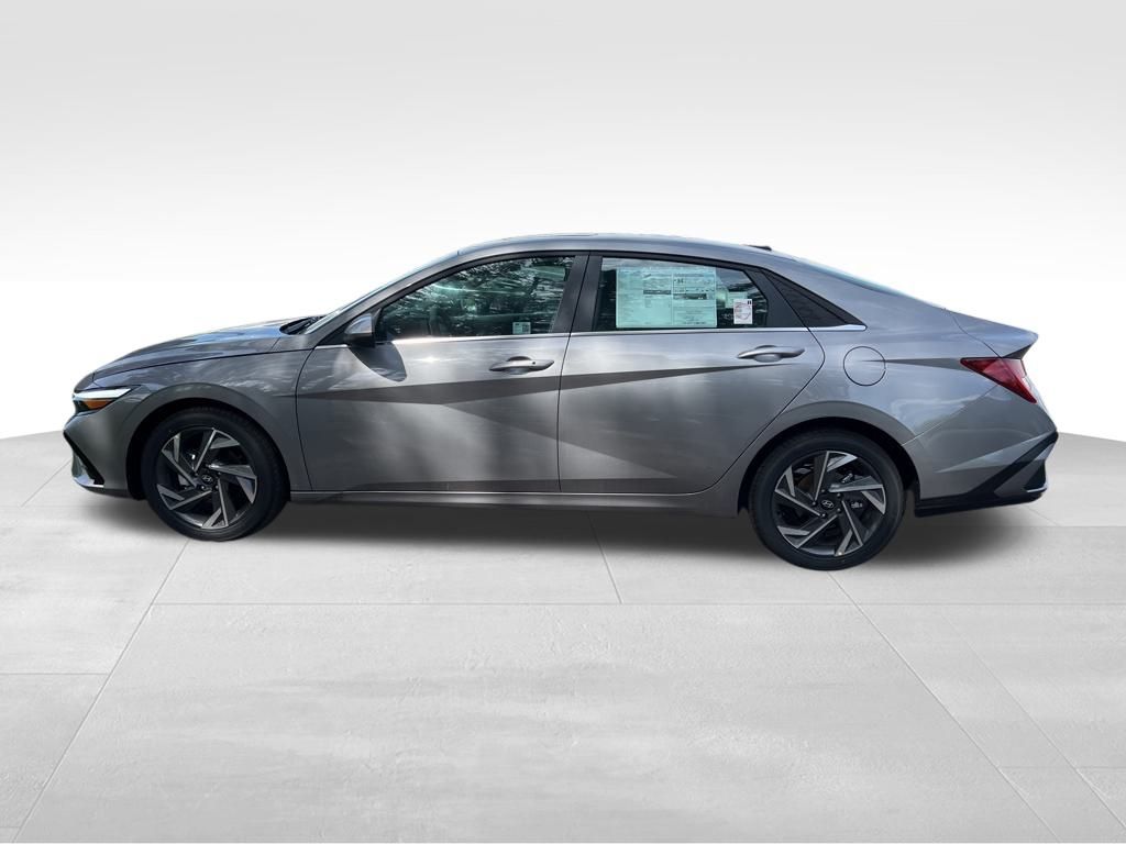 2024 Hyundai Elantra SEL Image 9 of 44