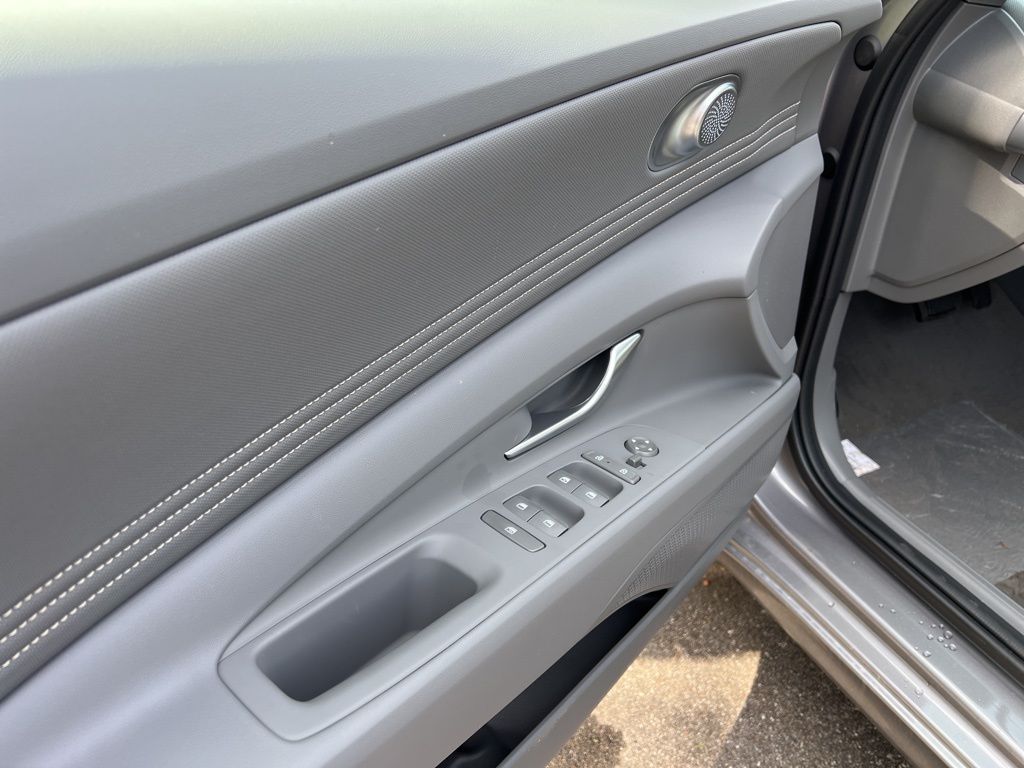 2024 Hyundai Elantra SEL Image 38 of 44