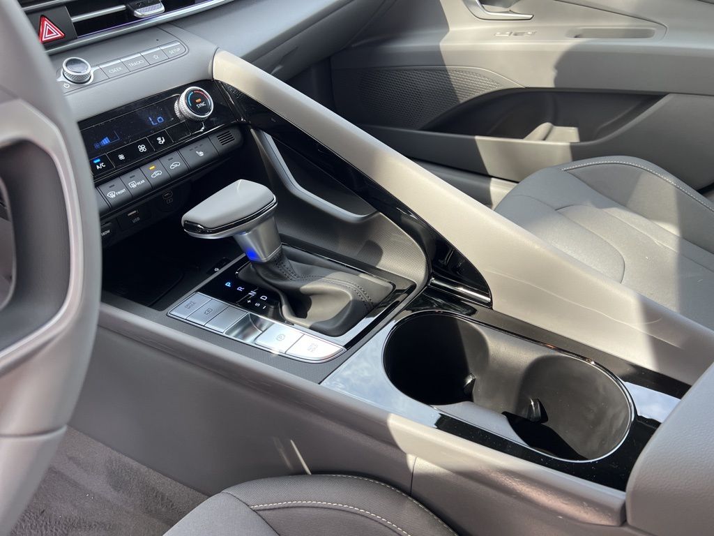 2024 Hyundai Elantra SEL Image 35 of 44