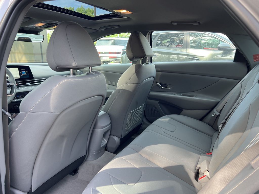 2024 Hyundai Elantra SEL Image 14 of 44