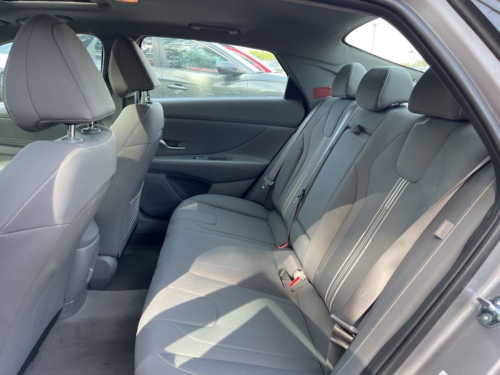 2024 Hyundai Elantra SEL Image 13 of 44