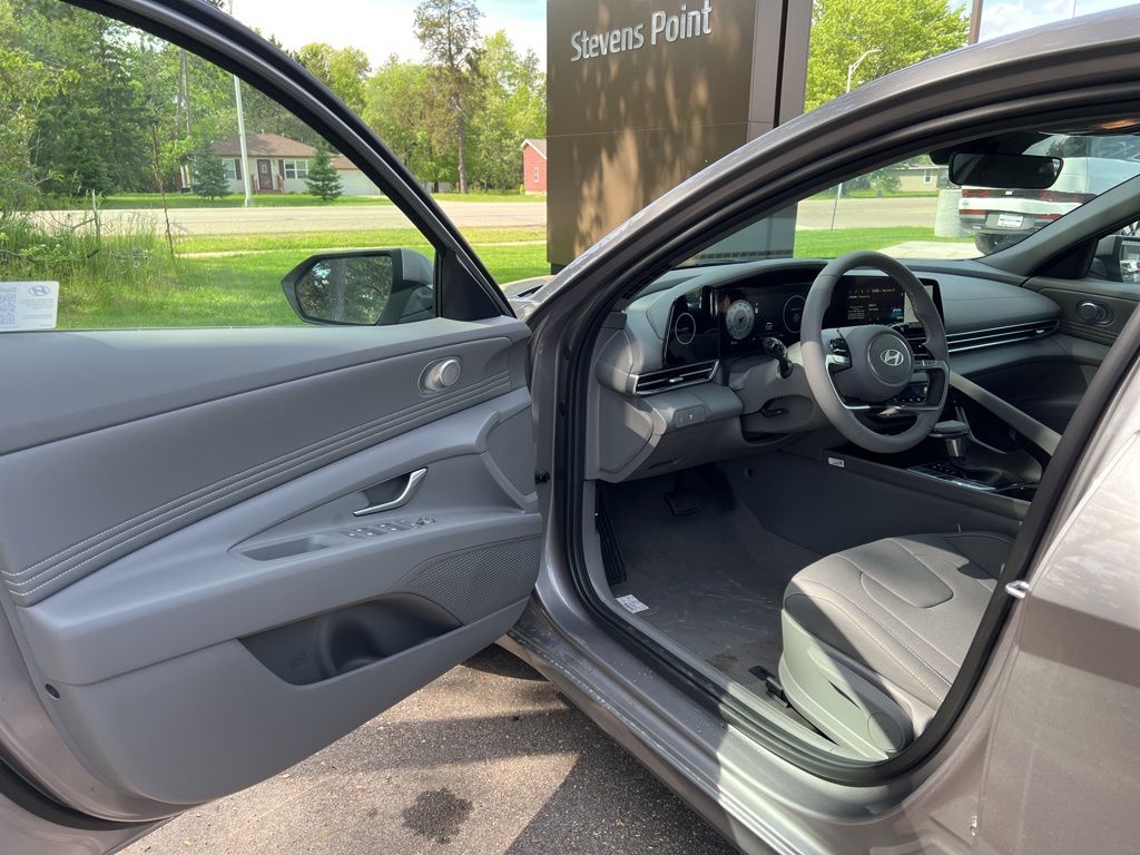 2024 Hyundai Elantra SEL Image 28 of 44