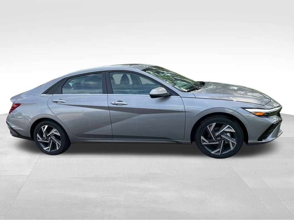 2024 Hyundai Elantra SEL Image 5 of 44