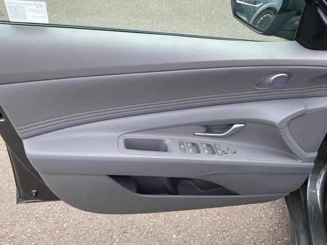 Vehicle image 17 of 25