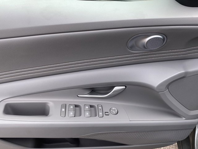 Vehicle image 18 of 25
