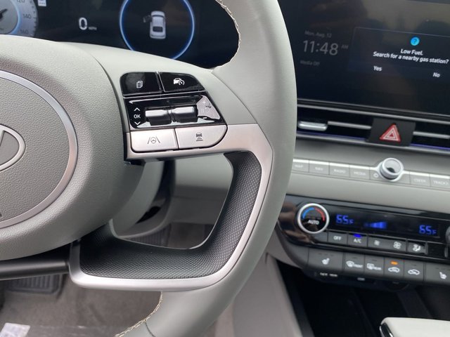 Vehicle image 23 of 25