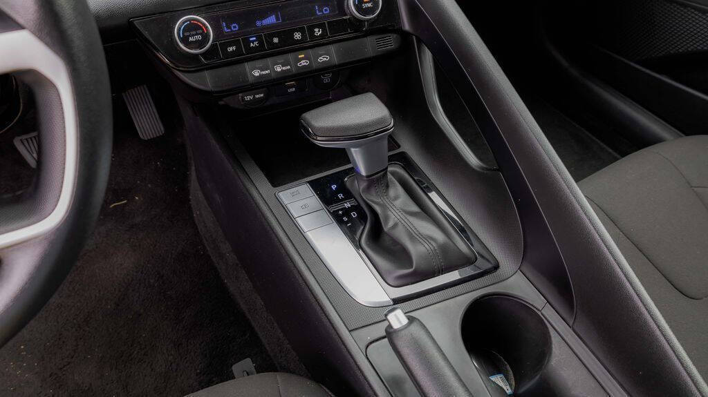 2024 Hyundai Elantra SEL Image 25 of 31