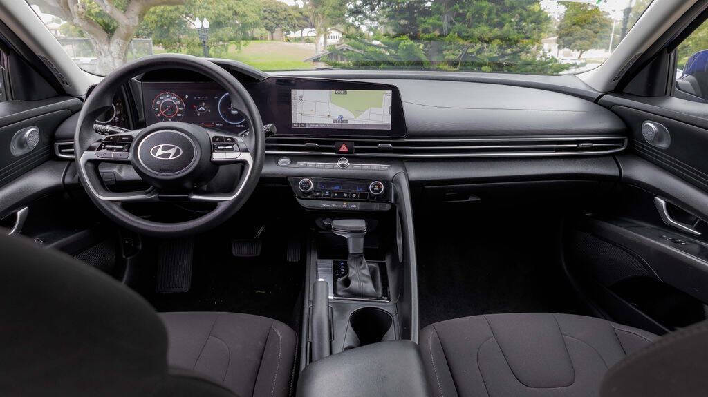 2024 Hyundai Elantra SEL Image 17 of 31