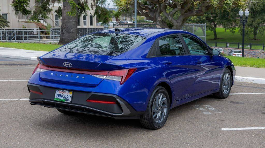 2024 Hyundai Elantra SEL Image 8 of 31