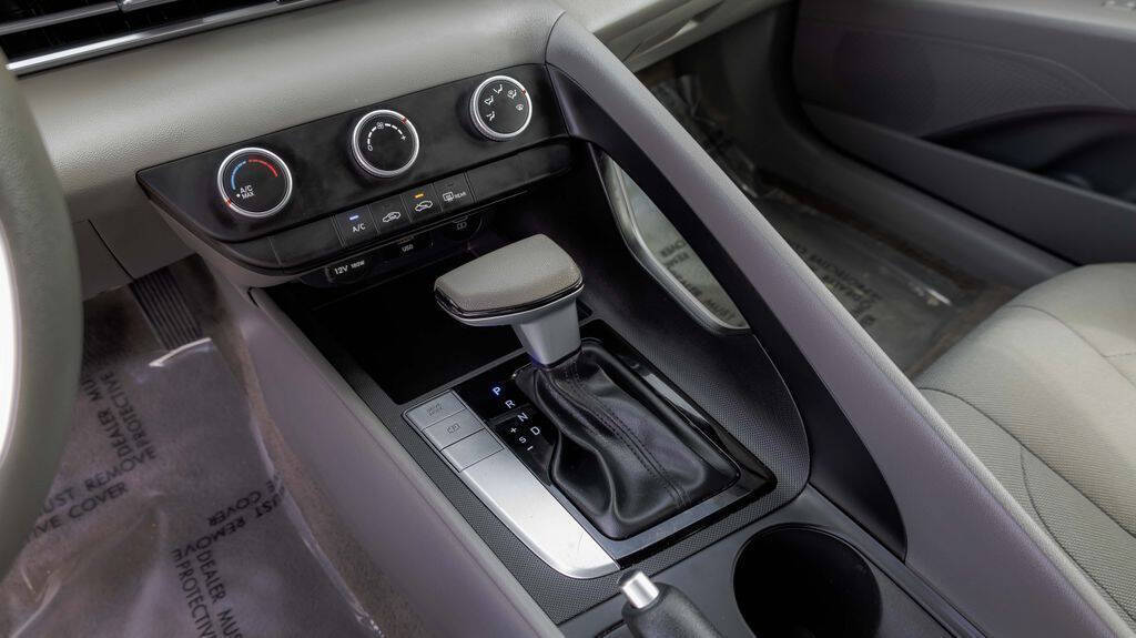 2024 Hyundai Elantra SE Image 25 of 29