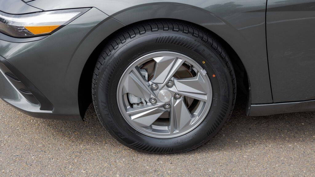 2024 Hyundai Elantra SE Image 13 of 29