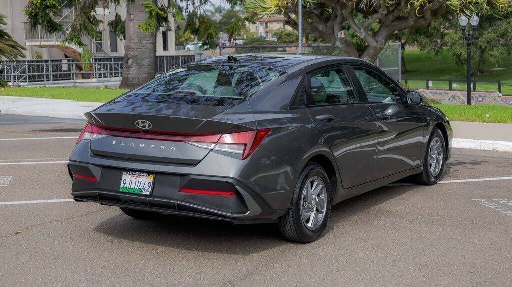 2024 Hyundai Elantra SE Image 8 of 29