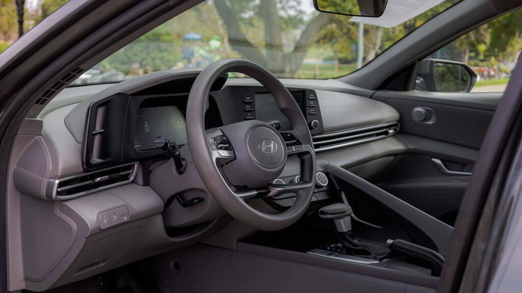 2024 Hyundai Elantra SE Image 18 of 29