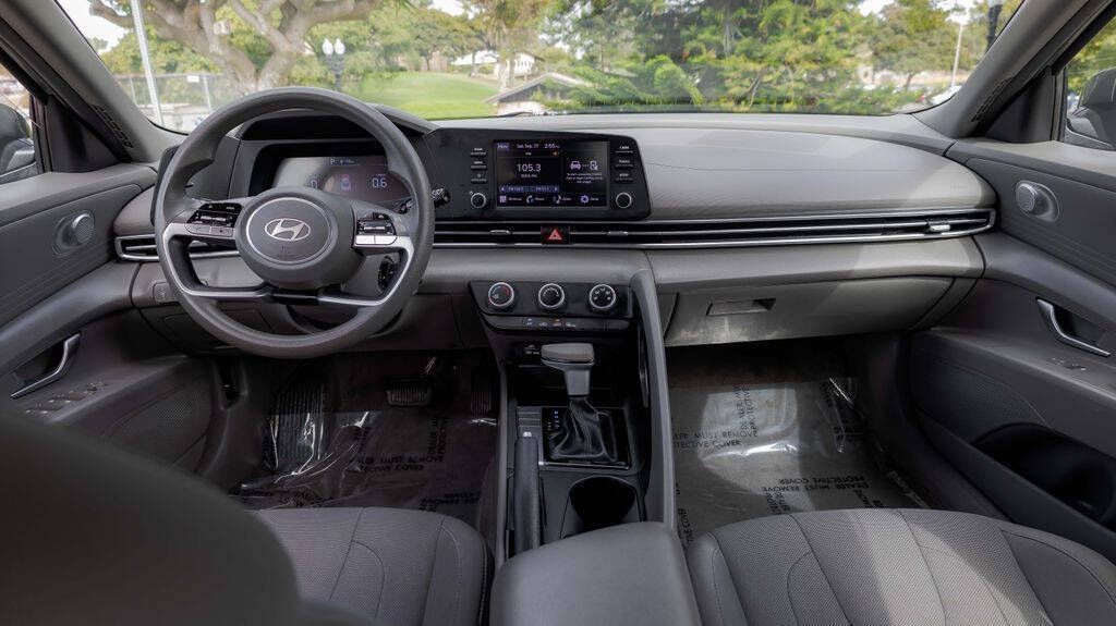 2024 Hyundai Elantra SE Image 17 of 29