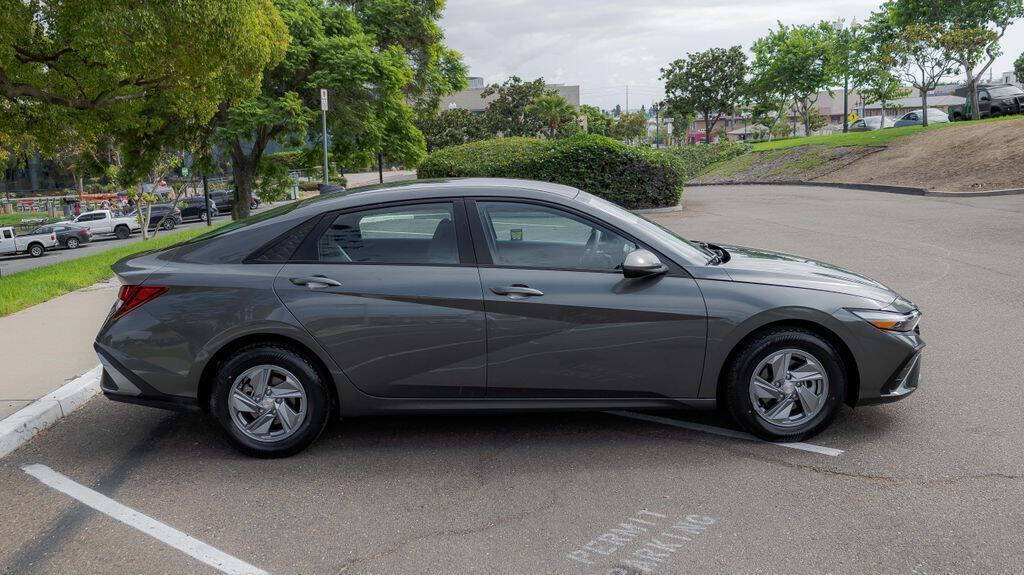 2024 Hyundai Elantra SE Image 7 of 29
