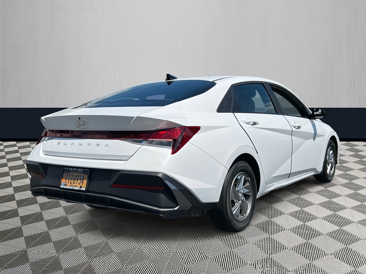 2024 Hyundai Elantra SE Image 3 of 28